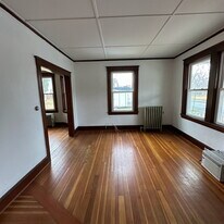 18 Harris St, Unit Central Pittsfield Apt. in Pittsfield, MA - Building Photo