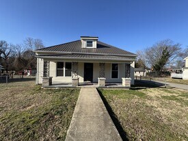 122 N Vine St in Ashland City, TN - Building Photo