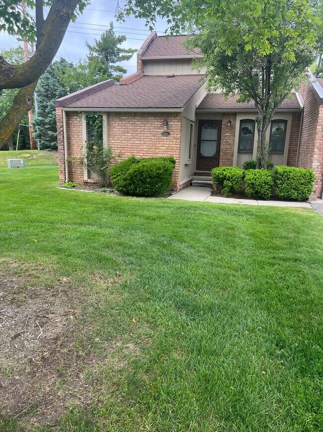 2906 Moon Lake Dr in West Bloomfield, MI - Building Photo - Building Photo