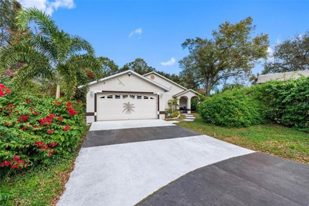 630 Linda Ct in Palm Harbor, FL - Building Photo