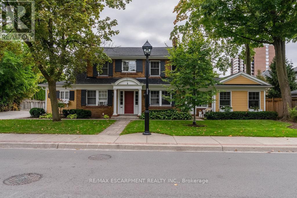 2080 Caroline St in Burlington, ON - Building Photo