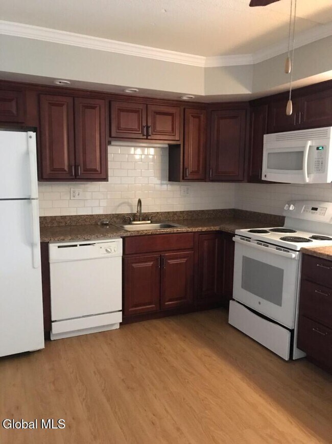 82 Crescent St in Saratoga Springs, NY - Building Photo - Building Photo