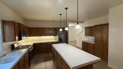 142 W Reese Ave in Visalia, CA - Building Photo - Building Photo