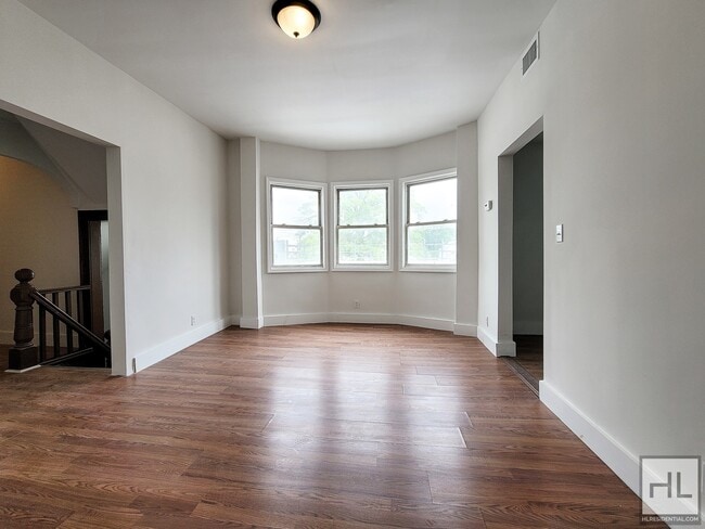 3551 E Tremont Ave-Unit -2 in Bronx, NY - Building Photo - Building Photo