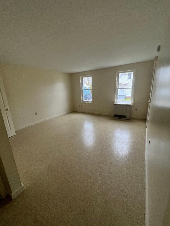 64 Spring St in Keene, NH - Foto de edificio - Building Photo