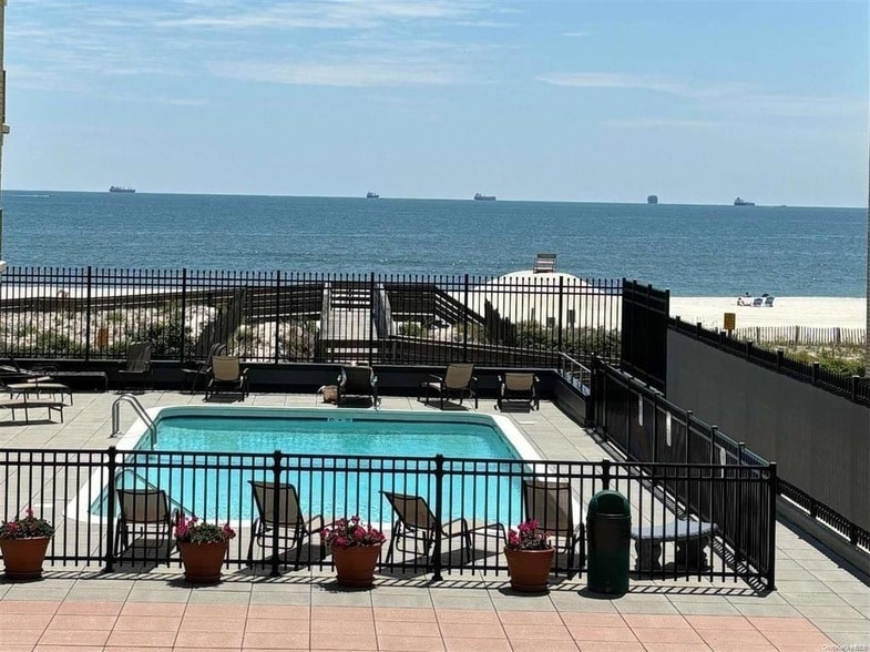 650 Shore Rd in Long Beach, NY - Building Photo
