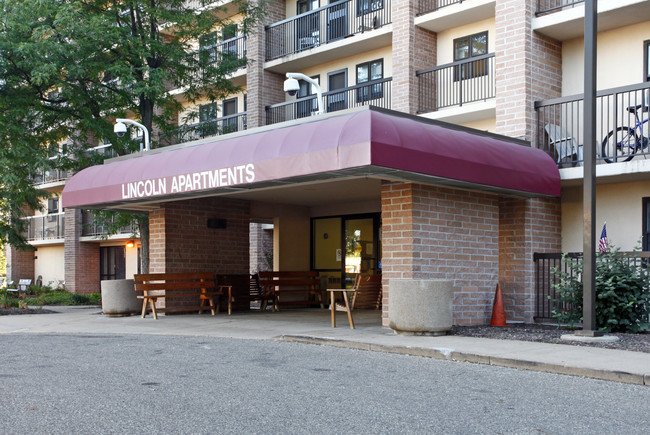 Lincoln Apartments in Massillon, OH - Building Photo - Building Photo