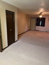 200 S Creek St, Unit 3 in Iroquois, SD - Building Photo - Building Photo