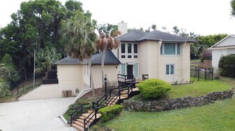 6846 Lake View Dr in Yalaha, FL - Building Photo
