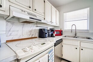300 Layne Blvd in Hallandale Beach, FL - Building Photo