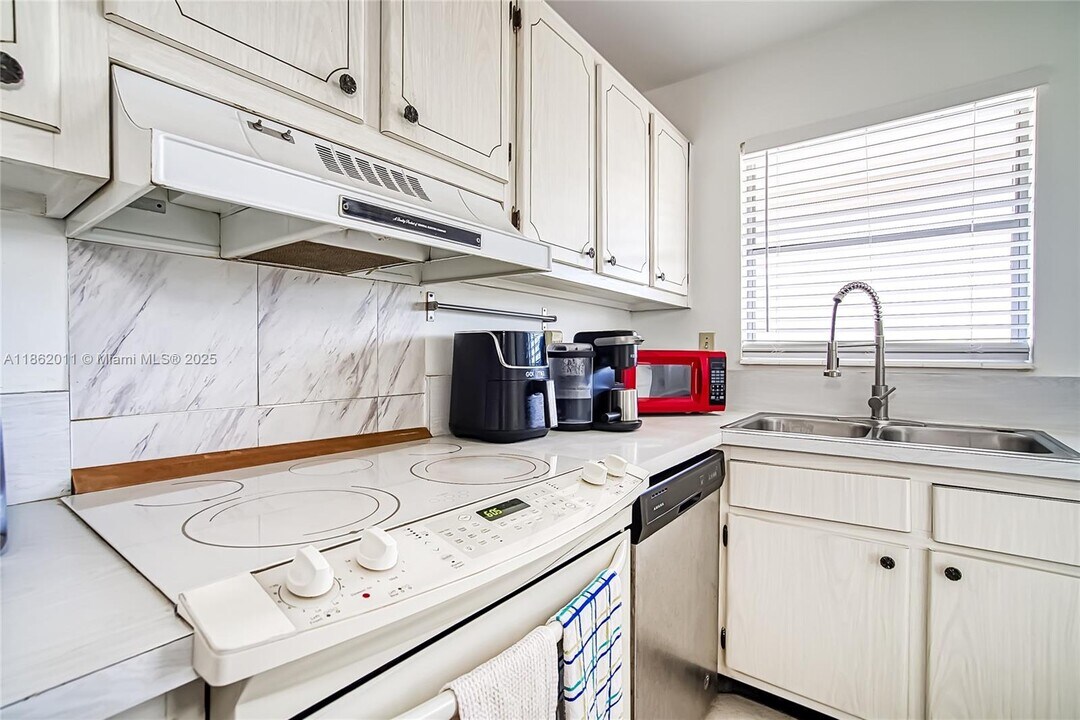 300 Layne Blvd in Hallandale Beach, FL - Building Photo