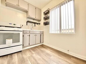 2118 1/2 E Cesar E Chavez Ave in Los Angeles, CA - Building Photo - Building Photo