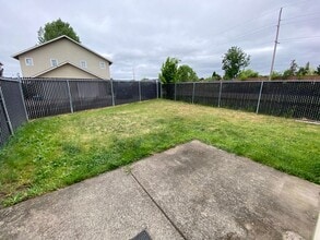 4174 Glacier View Dr in Springfield, OR - Building Photo - Building Photo