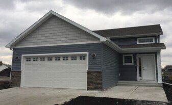 4546 13th St S in Moorhead, MN - Building Photo