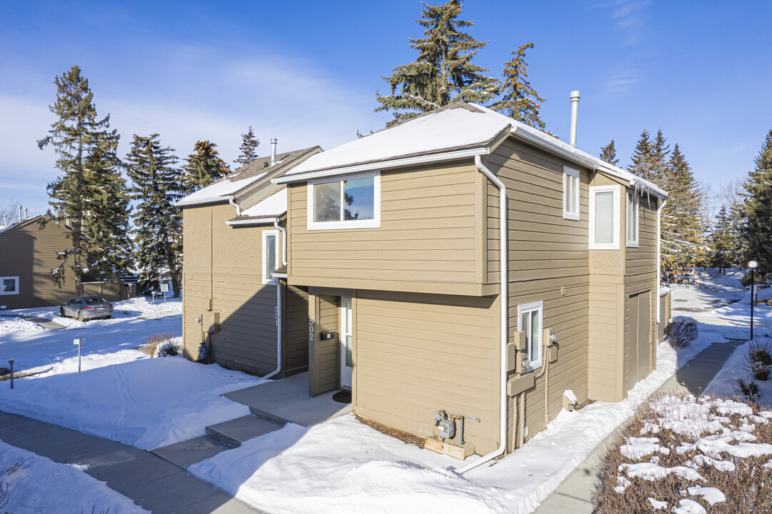 829 Coach Bluff Cres SW in Calgary, AB - Building Photo