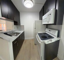 7155 Miami Lakes Dr in Miami Lakes, FL - Building Photo