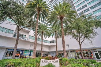 7135 Collins Ave, Unit 703 in Miami, FL - Foto de edificio - Building Photo