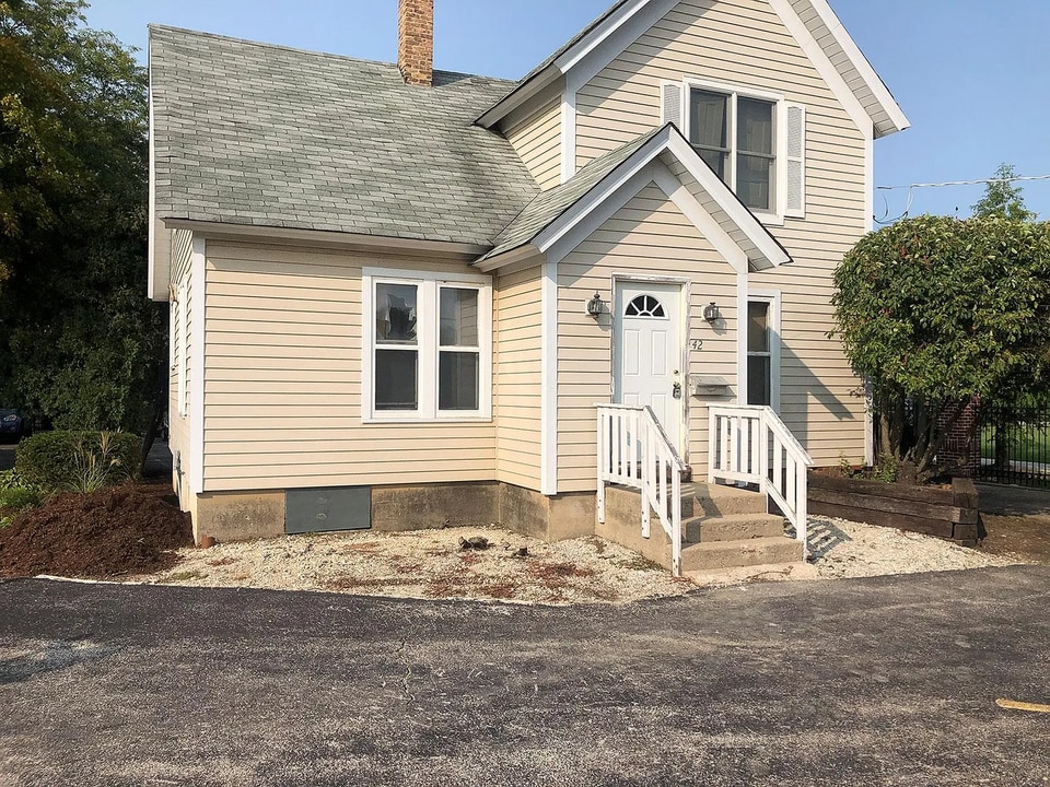 42 W Belvidere Rd in Grayslake, IL - Building Photo