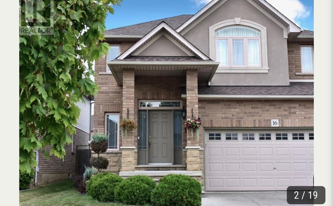 16 Jeremiah Ct in Hamilton, ON - Building Photo