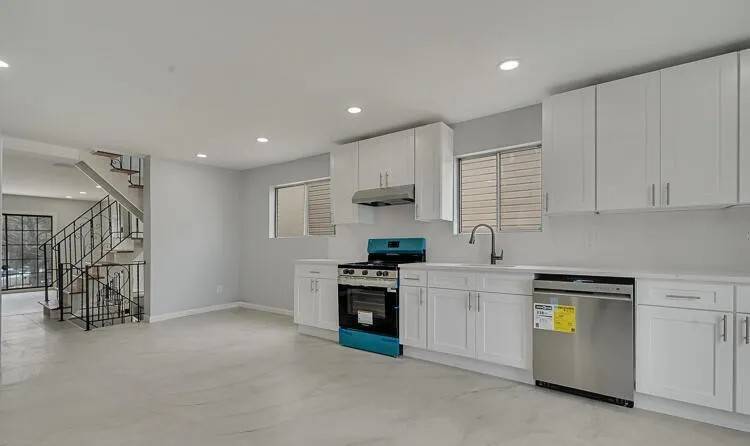 25 Geyser Dr in Staten Island, NY - Building Photo