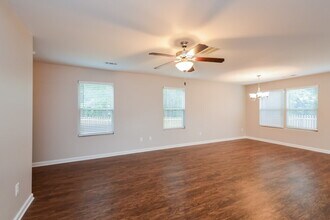 255 Eagles Pkwy in Covington, GA - Foto de edificio - Building Photo