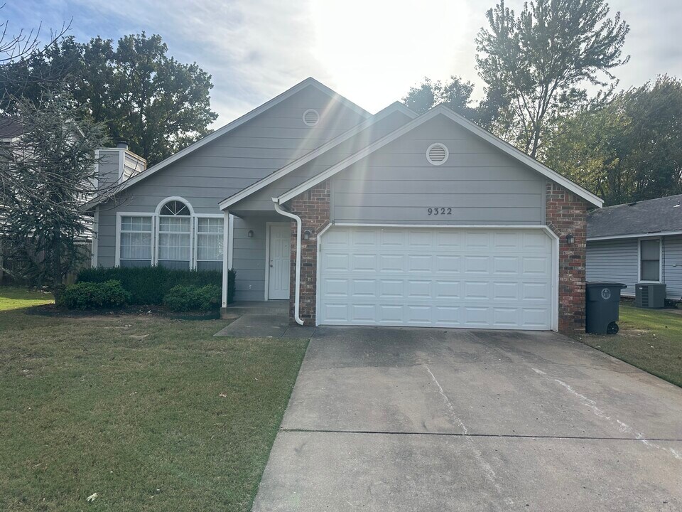 9322 E 92nd St S in Tulsa, OK - Building Photo