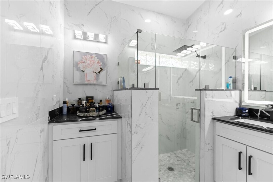 239 Glen Eagle Cir in Naples, FL - Building Photo