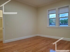 12 Harris St, Unit 1 in Brookline, MA - Foto de edificio - Building Photo