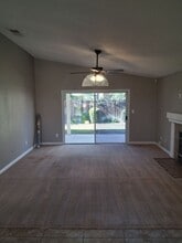 901 Sand Creek Dr in Bakersfield, CA - Foto de edificio - Building Photo