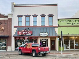 105 W Hickory St, Unit A in Denton, TX - Building Photo