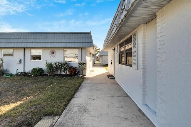 202 Bedford Trail in Sun City Center, FL - Building Photo - Building Photo