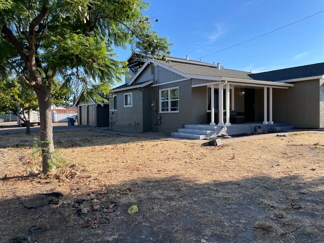 980 Hillcrest Rd in Hollister, CA - Building Photo - Building Photo