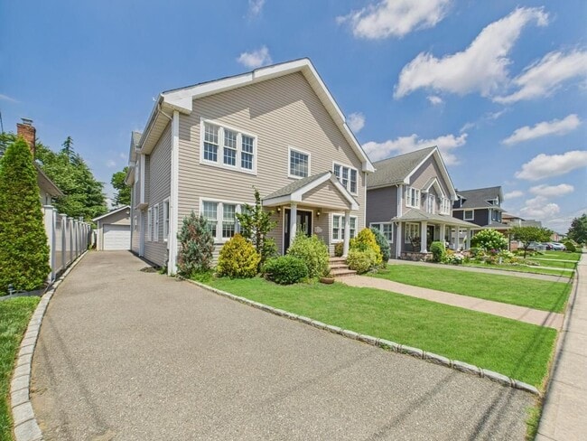 136 Dow Ave in Mineola, NY - Building Photo - Building Photo