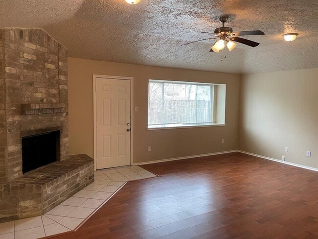 1005 Canyon Springs Dr in La Porte, TX - Building Photo - Building Photo