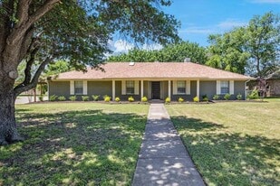 3211 Darby Ln in Denton, TX - Building Photo