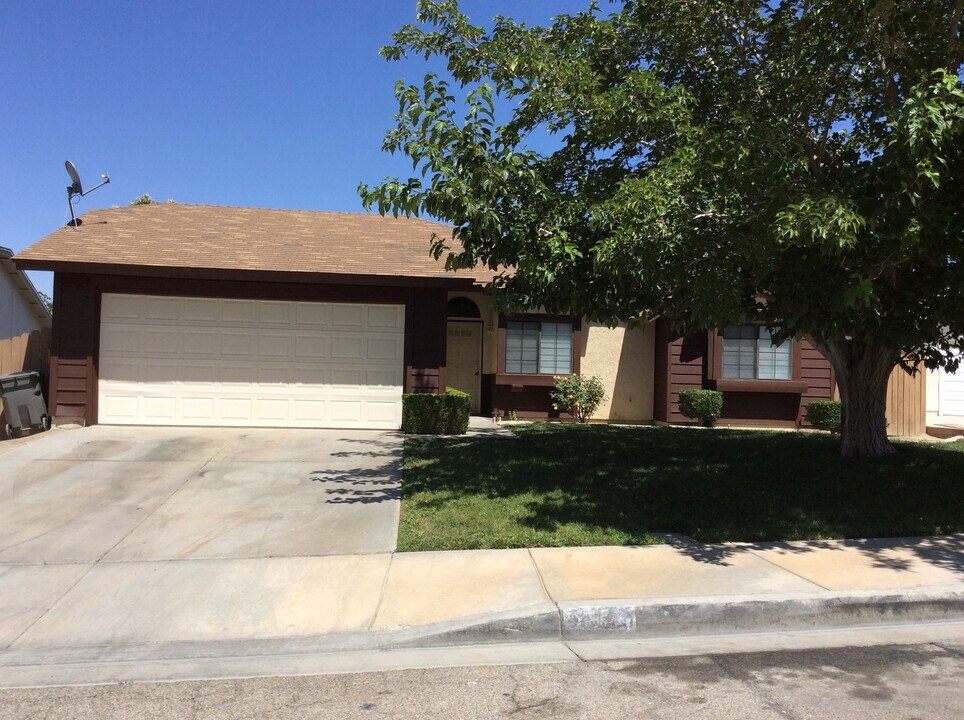 43040 Victorville Pl in Lancaster, CA - Foto de edificio