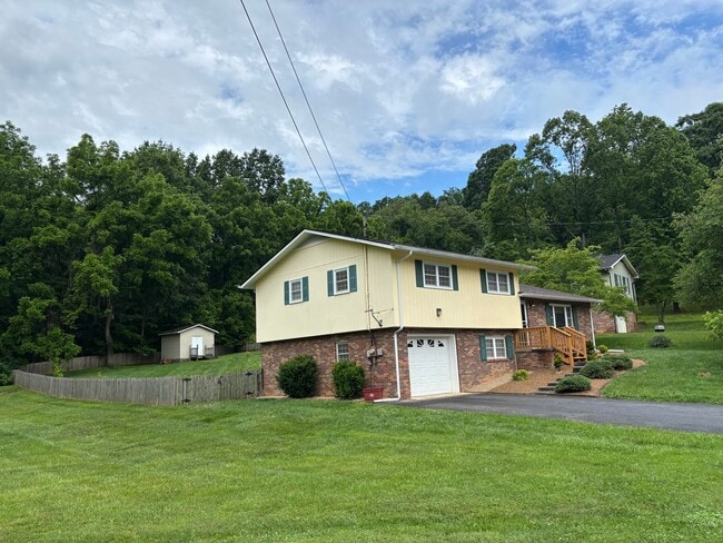 3733 Kimrod Dr in Johnson City, TN - Building Photo - Building Photo