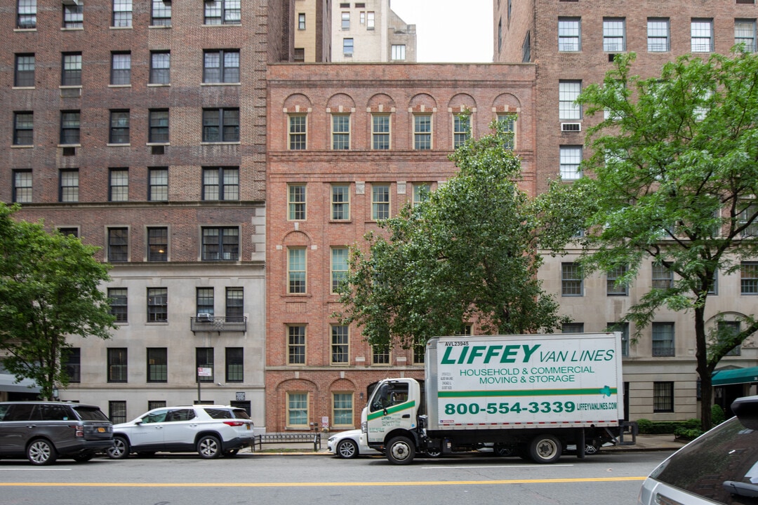 40-42 E 72nd St in New York, NY - Building Photo