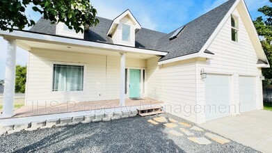 5131 Milky Way in West Richland, WA - Building Photo - Building Photo