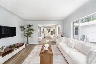 4925 Alcazar Way S in St. Petersburg, FL - Foto de edificio - Building Photo
