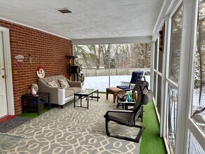 1630 Saint Annes Rd in Charlottesville, VA - Foto de edificio - Building Photo