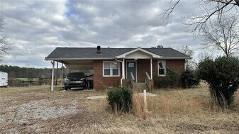 7040 Alan Thomas Rd in Cumming, GA - Building Photo