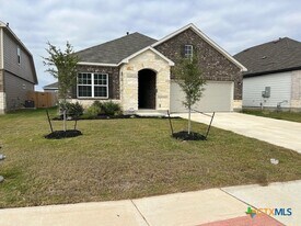 105 Beveridge Rd in Seguin, TX - Building Photo