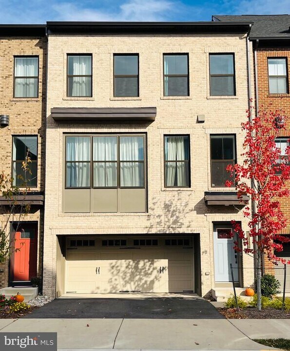 6275 Edsall Rd in Alexandria, VA - Building Photo