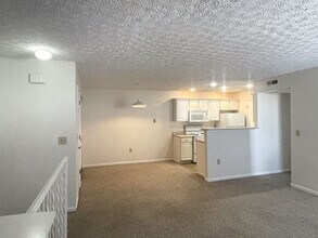 5566 Garden Ridge in Columbus, OH - Foto de edificio - Building Photo