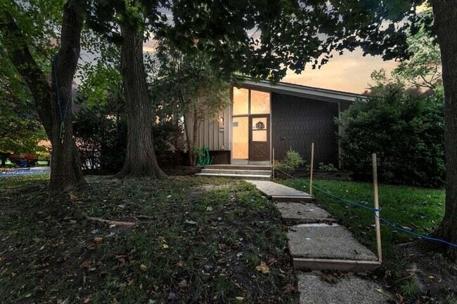 property at 1422 S River Rd