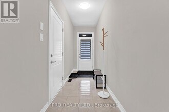 10-110 Birmingham Dr in Cambridge, ON - Building Photo - Building Photo