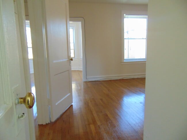 2209 E 70th St, Unit 1E