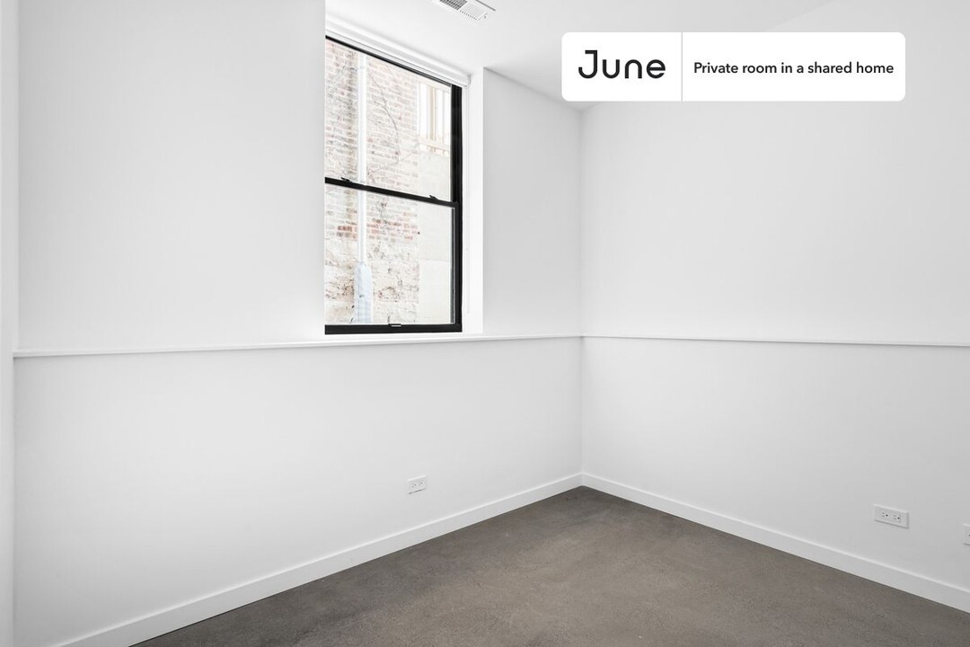 Private bedroom in 4 bed/3.5 bath Home in Chicago, IL - Building Photo