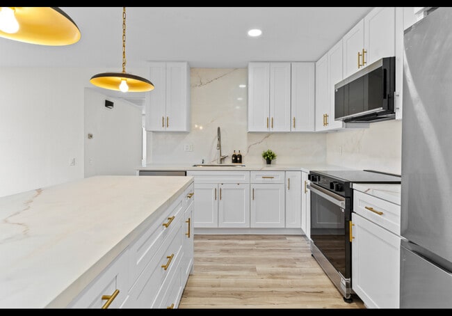 21921 Rimhurst Dr, Unit F in Lake Forest, CA - Foto de edificio - Building Photo